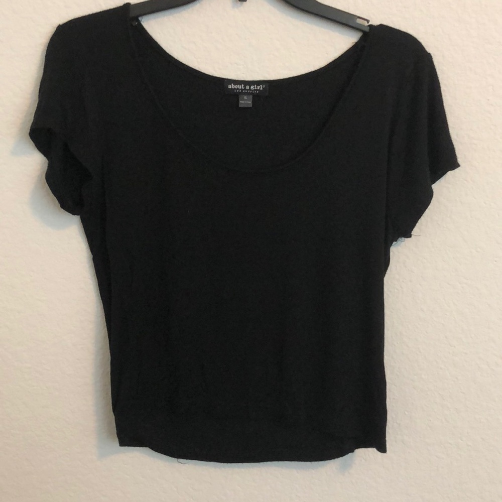 black cropped tee